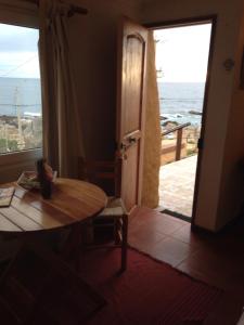 埃尔基斯科Turquesa的海景客房 - 带桌子