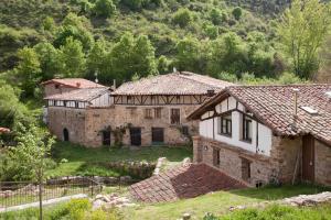 Aldeanueva de CamerosPosada de Urreci的田间中一座古老的石屋