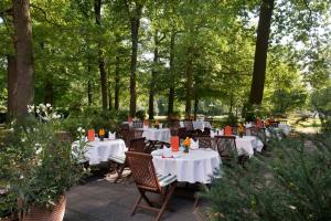 兰施泰因温德姆花园拉恩斯坦科布伦茨酒店的花园内带桌椅的餐厅
