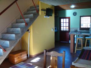 科隆Yataí Casas的一间带楼梯的客厅和一间厨房