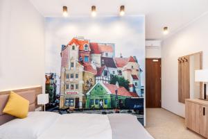 波兹南Meet Poznań Hotel的卧室,带有建筑壁画