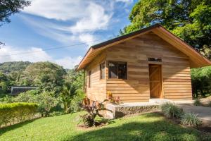蒙泰韦尔德哥斯达黎加Cabañas Hoja Verde的院子内带门的小木屋