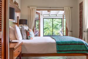 圣伊格纳西奥卡阿纳温泉度假村的一间卧室设有一张床和一个窗口