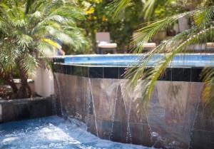 圣伊格纳西奥卡阿纳温泉度假村的度假村内带喷泉的游泳池