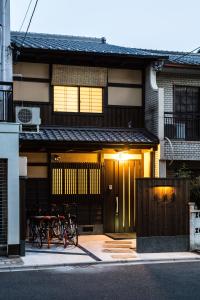京都京都苏扎库安度假屋的一辆自行车停在房子前面的房子