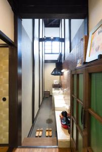京都京都苏扎库安度假屋的建筑物里长长的走廊里,有几双鞋