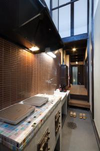 京都京都苏扎库安度假屋的厨房配有两个水槽和台面