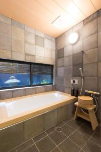 京都京都苏扎库安度假屋的带浴缸和窗户的大浴室