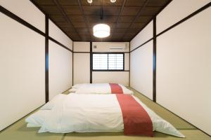 京都京都苏扎库安度假屋的卧室中间设有一张床