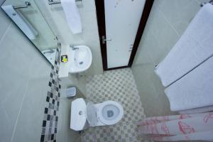 库塔阿斯塔旅馆的浴室设有2个卫生间、水槽和镜子