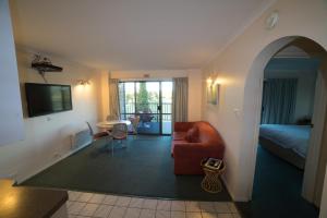 索雷尔港海鸥度假酒店的客厅配有沙发和桌子