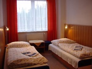 斯祖贝莱克Hotel Tatrawest的酒店客房设有两张床和窗户。