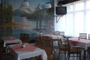 斯祖贝莱克Hotel Tatrawest的一间带桌椅和电视的用餐室