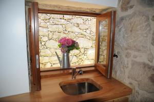 SobredoCasinhas da Levada的浴室水槽,窗户上放着花瓶