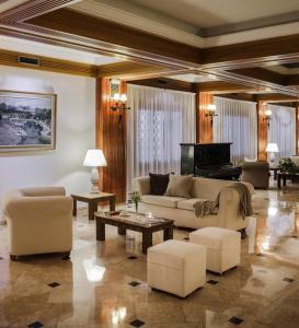 塞维利亚费尔南多III号酒店的带沙发和钢琴的客厅