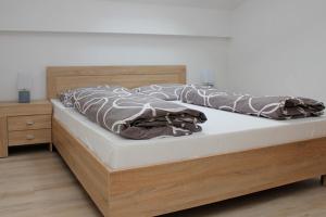 亚布伦科夫Penzion Réva的一张带木制床头板和木床头柜的床