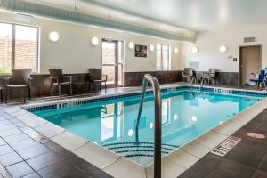 坎伯兰坎伯兰司丽普酒店的一座配有桌椅的酒店游泳池