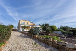 奥良Villa Coelho by Trip2Portugal的一座大型黄色房子,设有石头车道