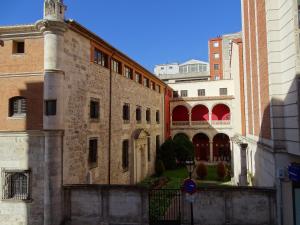 布尔戈斯Urban Burgos的前方有门的旧砖楼