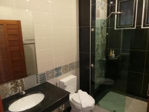 莫拉限鸟类节精品酒店的浴室配有卫生间、盥洗盆和淋浴。