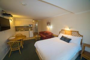 索雷尔港海鸥度假酒店的酒店客房带一张床和一个厨房