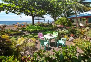 曼巴豪库尔马生态海滩度假村的一张桌子和椅子,背景是大海