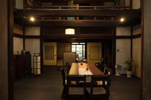 富山越中八尾基地小吃旅馆的一间带桌椅的用餐室
