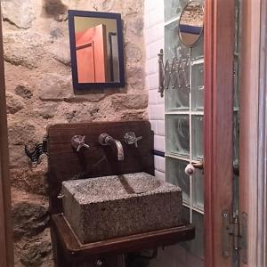 Linares de Riofrío卡萨吉姆莫里森农家度假屋的石墙中的石水槽,带镜子