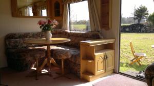 莫法涅夫Caravan by Sea的客厅配有沙发和桌子