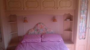 莫法涅夫Caravan by Sea的一间小卧室,配有一张带紫色床单的床