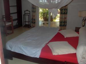 马哈赞加Villa Miadana的一张大床,上面有两个白色枕头