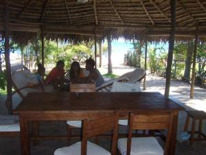 马哈赞加Villa Miadana的一群人坐在木桌旁