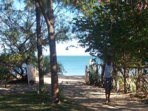 马哈赞加Villa Miadana的沿着海滩附近的小径走的人