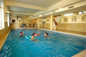 塞博登施泰纳西酒店的一群人在游泳池里
