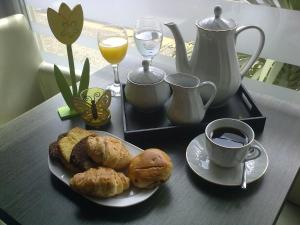 沃洛斯色赛旅馆的一张桌子,上面放着一盘糕点和一杯咖啡