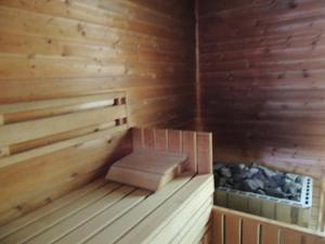奥拉维斯MEANDER THERMAL & SKI REZORT ORAVICE的木制桑拿房,里面设有长凳