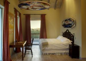何塞伊格纳西奥何塞伊格纳西奥埃斯坦西亚维克酒店的一间卧室配有一张床、一张书桌和一个窗户。