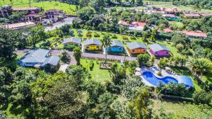 福尔图纳别墅维尔马酒店的享有带游泳池的度假村的空中景致