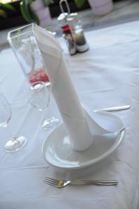 卡斯塔夫Villa Mira的一张桌子上带餐巾的白色盘子