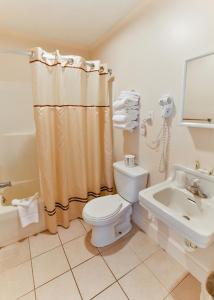 大洋城弗朗西斯斯科特家庭度假酒店的一间带卫生间和水槽的浴室