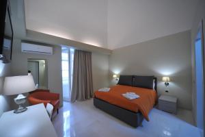 巴里Gatto Bianco House的配有一张床和一把椅子的酒店客房