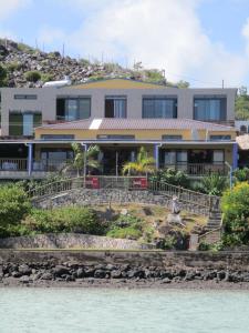 Rodrigues Island庞达努斯旅馆 的水边山丘上的房屋