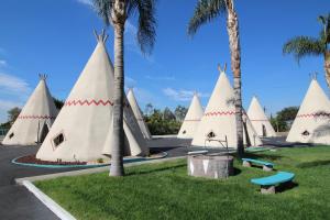 圣贝纳迪诺维格瓦姆汽车旅馆的一群棕榈树白色帐篷