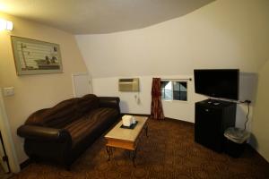 圣贝纳迪诺维格瓦姆汽车旅馆的带沙发和平面电视的客厅