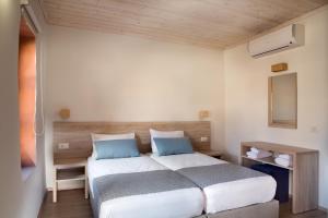 干尼亚C&M Residence Chania Old Town的一间卧室配有一张带蓝色枕头的大床