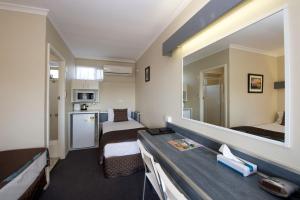 玛丽伯勒矿物金沙汽车旅馆 的酒店客房,设有两张床和镜子