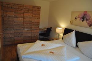皮茨河谷阿兹尔Bergchalet Rauch的配有一张床和一张书桌的酒店客房