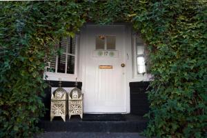 纳尔登纳尔登威斯汀住宿加早餐设计酒店的前面有两把椅子的白色门