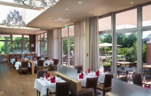 达特尔恩贾梅尔托度假酒店的餐厅设有桌椅和窗户。