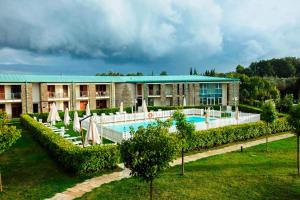 佩萨河谷塔瓦内莱摩洛哥基安蒂村乡村酒店的一座带游泳池和大楼的度假村